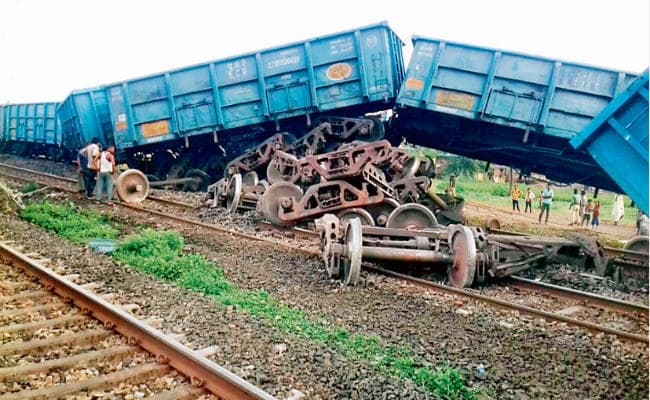 इस रूट में मालगाड़ी के 16 डिब्बे हुए बेपटरी, 12 घंटे से परिचालन बाधित