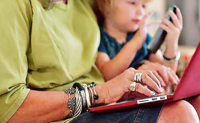 कहानी सुनाने का दौर खत्‍म, अब मैसेंजर-व्हाट्सएप पर कहानियां भेजती हैं ग्रैंड मदर