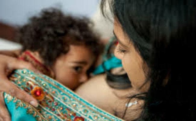 केंद्रीय स्वास्थ्य मंत्रालय ने दी जानकारी देश में बढ़ रहा है स्तनपान का चलन