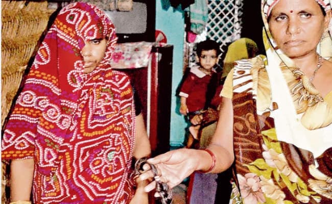 चोटीकटवा की अफवाह से महिलाओं में खौफ गांवों में हो रहा रतजगा चोटीकटवा की अफवाह से महिलाओं में खौफ गांवों में हो रहा रतजगा