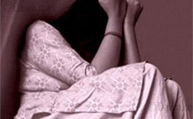 पति कमाने गया बाहर तो ससुर तीन साल से करता आ रहा था दुष्कर्म, बहू भाग कर पहुंची थाना