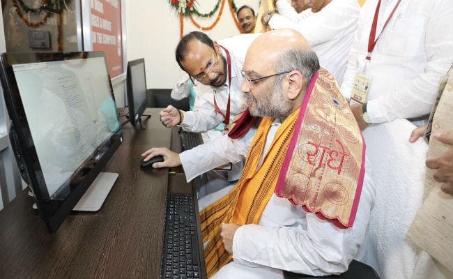 आखिर क्यों दो युवक लगाना चाहते थे अमित शाह के सुरक्षा घेरे में सेंध ?