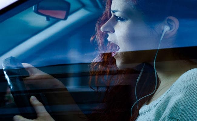 खतरनाक है हेड फोन लगाकर गाड़ी चलाना, महिला ने बच्चे को मारी टक्कर, मौत