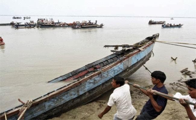 बिहार के बगहा में गंडक में पलटी नाव, बाल-बाल बचे 10 लोग