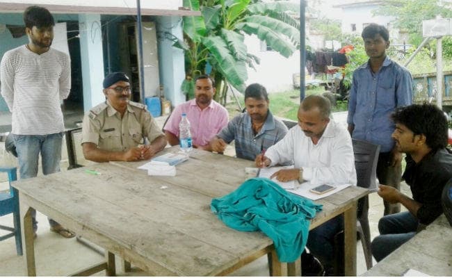 जमीन मापी करने पहुंचे लोगों पर दबंगों ने की बमबारी