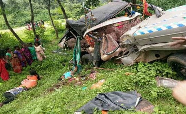 चंदवा : नेशनल हाइवे पर ट्रेलर और जीप की टक्कर, चार की मौत