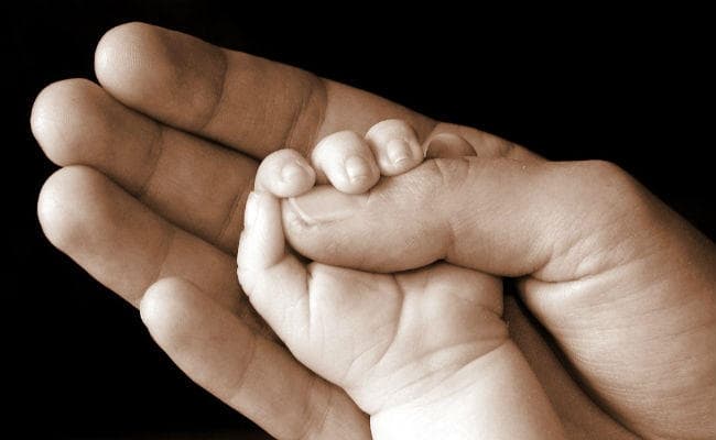 निजी अस्पताल से नवजात गायब डॉक्टर पर बच्चा बेच देने का आरोप