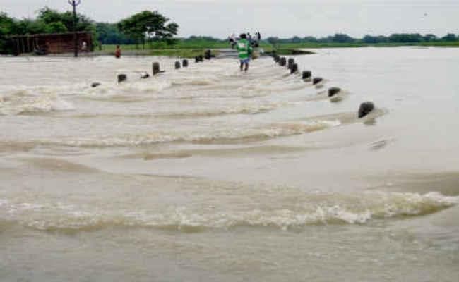 Bihar Rain News: नेपाल में हो रही भारी बारिश से बिहार के कई जिलों में बाढ़ के हालात, वाल्मीकिनगर बराज से भारी मात्रा में छोड़ा गया पानी...