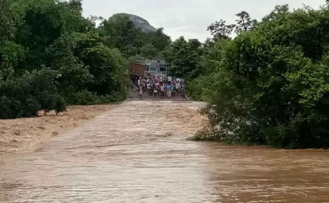 IN PICS+VIDEO : झारखंड के कई जिलों में बाढ़ का नजारा, कहीं सड़क टूटी, कहीं रेलवे ट्रैक पर चढ़ा पानी