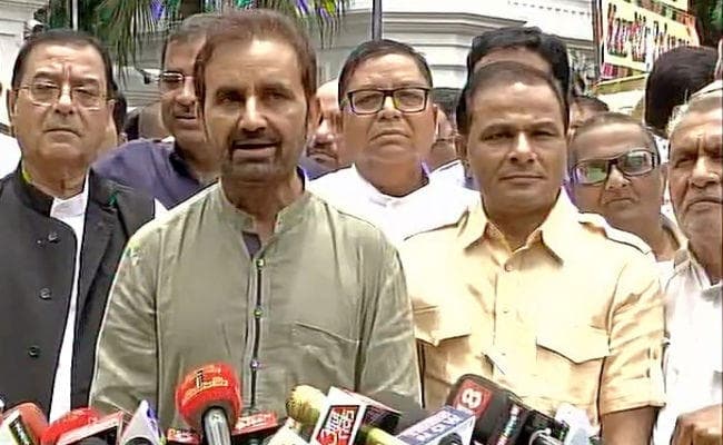 गुजरात के कांग्रेस विधायकों का टूटा सब्र का बांध, कहा - हम जल्दी से लौटना चाहते हैं घर