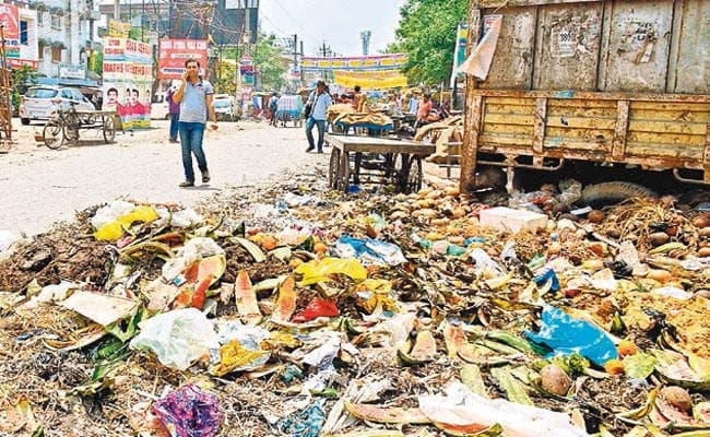 पांच दिन बाद दीपावली, शहर में लगा है कचरे का ढेर