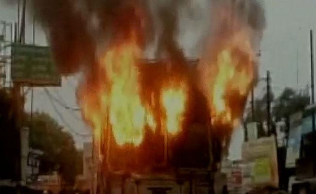 दिल्ली में लड़की को अगवा करने की कोशिश, गुस्साई भीड़ ने मनचलों को जमकर पीटा, कार में लगायी आग