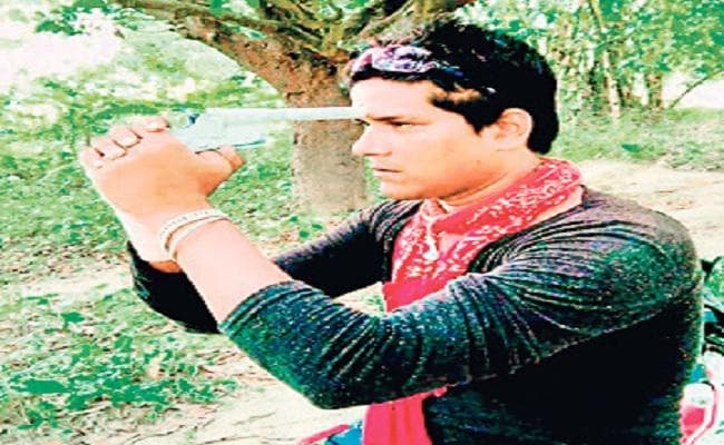 फेसबुक पर हथियार के साथ तसवीर पोस्ट करनेवाला युवक धराया