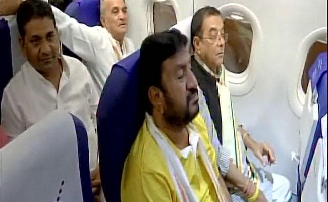 गुजरात के 44 विधायक कड़ी सुरक्षा के बीच बेंगलुरु से अहमदाबाद पहुंचे, रास चुनाव के लिए कल डालेंगे वोट