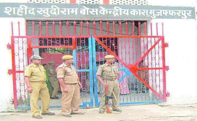 VIDEO : मुजफ्फरपुर में खुदीराम बोस केंद्रीय कारा के कैदियों को बहनों ने बांधी राखी