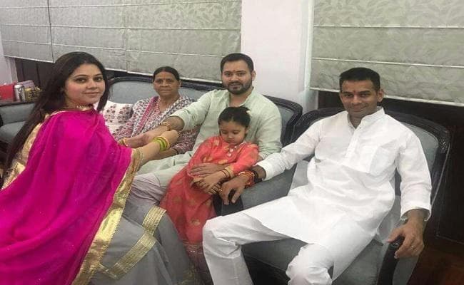 रक्षाबंधन : तेजस्वी और तेज प्रताप को बहन अनुष्का ने बांधी राखी