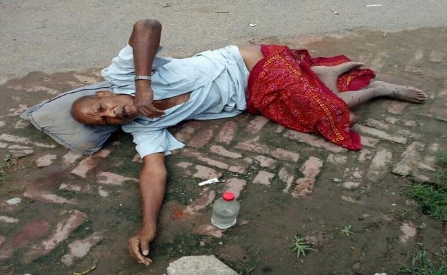 बेटियाें ने धन हड़प धक्के मार भगाया, पिता ने कहा- मैं अकेले ही जी लूंगा