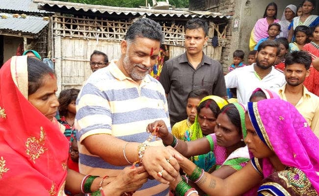 सांसद पप्पू यादव ने बंधवाई दलित बस्तियों की महिलाओं से राखी