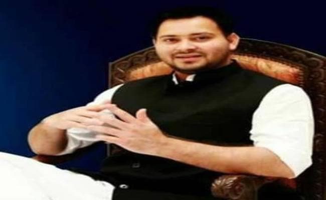 लाठी से लैपटॉप तक, तेजस्वी यादव ने किया सोशल मीडिया पर  पोस्ट