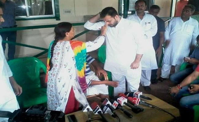 जनादेश अपमान यात्रा : राबड़ी-लालू से आशीर्वाद लेकर तेजस्वी हुए रवाना, सीएम नीतीश से मांगे कई प्रश्नों के जवाब