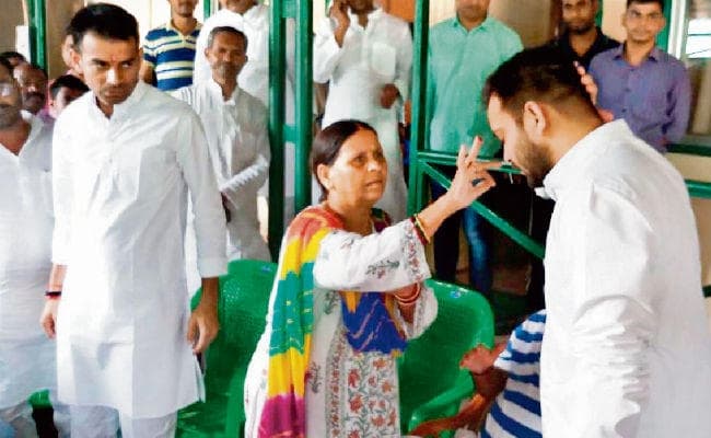 तेजस्वी और तेजप्रताप निकल पड़े जनादेश अपमान यात्रा पर, पूर्व सीएम राबड़ी ने लगाया तिलक