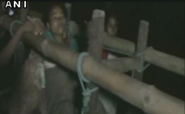 VIDEO: टूटी सड़क, 10 किमी लंबा रास्ता, हाथ से बना स्ट्रेचर, देखें प्रेग्नेंट महिला को लोगों ने कैसे पहुंचाया अस्पताल