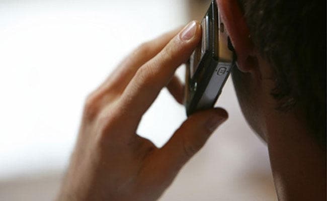 एक कॉल के बदले दूंगा "1200 कह कर ले भागा कीमती मोबाइल