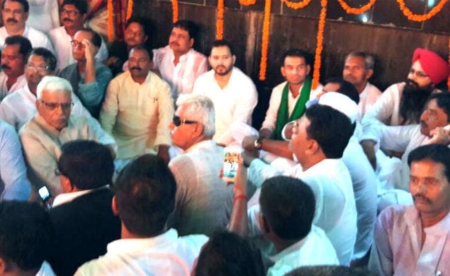 महात्मा गांधी से माफी मांग कर तेजस्वी ने शुरू की ''जनादेश अपमान यात्रा'', माधोपुर में आमसभा को किया संबोधित