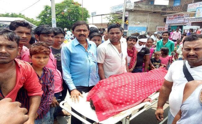 शेखपुरा : सड़क हादसे में जीजा-साले की मौत, आक्रोशितों ने किया सड़क जाम