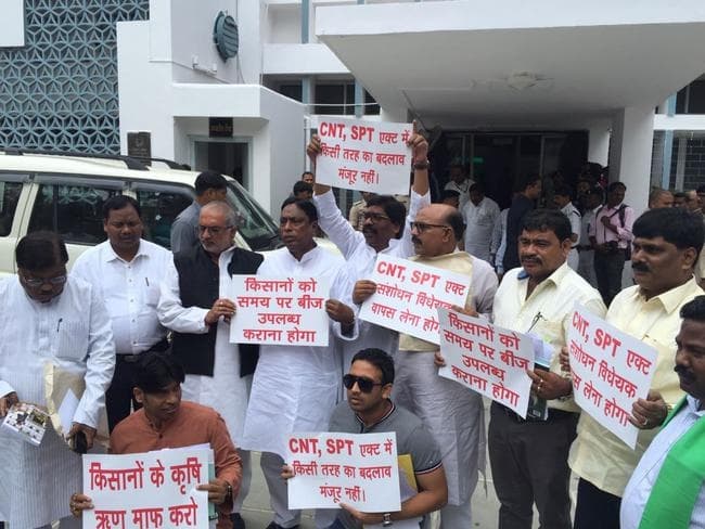 झारखंड : विधानसभा में अनुपूरक बजट पेश, हंगामे के बाद सदन कल तक स्थगित, बाहर कई संगठनों ने किया प्रदर्शन