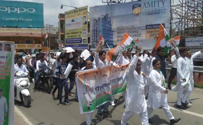 खाना खाने के लिए कांग्रेस समर्थकों के साथ रांची आया कामडारा का युवक, देखें वीडियो