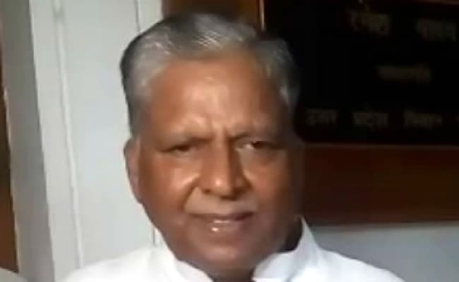 सपा को एक और झटका, विधान परिषद सदस्य अशोक वाजपेयी ने दिया इस्तीफा