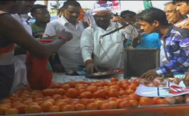 ठेले पर टमाटर और प्याज लेकर सड़क पर उतरे कांग्रेस विधायक, लोगों ने की खरीदारी