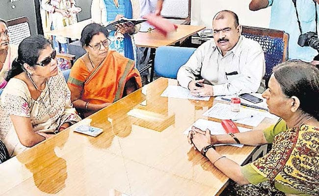 VIDEO : गोड्डा एसपी के रसोइया ने दुमका की छात्रा का फोटो किया वायरल! पुलिस ने हिरासत में लिया