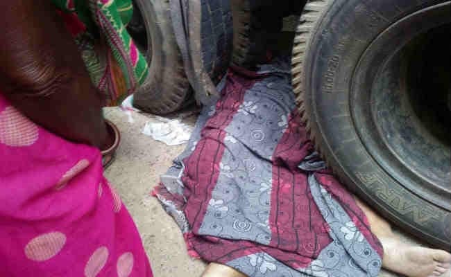 कोडरमा में ट्रक की चपेट में आने से अधेड़ की मौत, रोड जाम