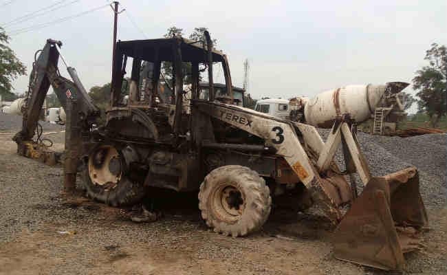 चतरा : इटखोरी में जेसीबी मशीन फूंकी, पुल निर्माण में लगे कर्मचारियों से की मारपीट