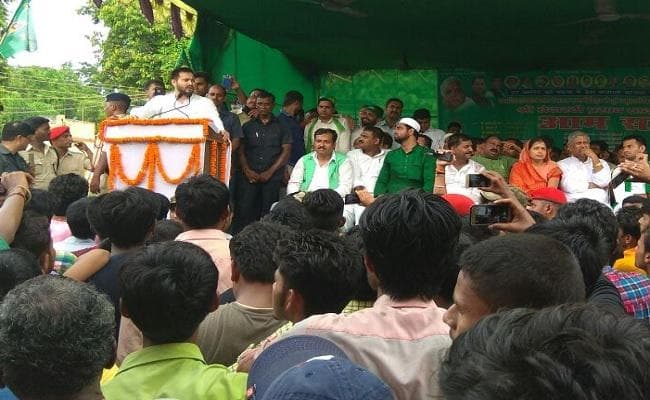 VIDEO : सीतामढ़ी पहुंचे तेजस्वी यादव ने नीतीश कुमार पर जमकर साधा निशाना