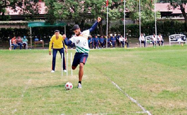 देश में लोकप्रिय हो रहा लेग क्रिकेट, अपने पैर से कीजिए किक मिलेगा फोर और सिक्स