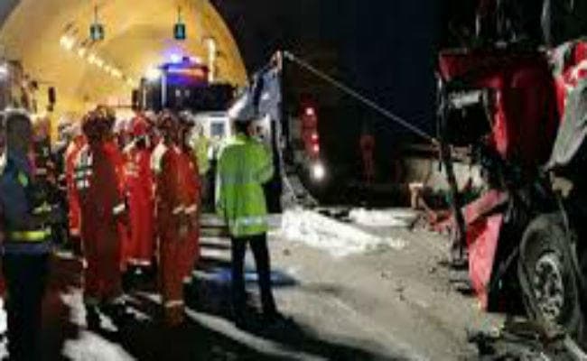 दर्दनाक! चीन में सुरंग की दीवार से बस टकरायी, 36 की मौत