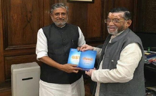 संतोष गंगवार से मिले सुशील मोदी, कहा- केंद्रीय योजनाओं को सफल बनाने के लिए बैंकों को दें निर्देश