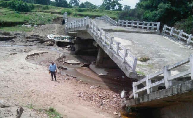गुमला में फिर एक पुल धंसा, दर्जनों गांव प्रखंड मुख्यालय से कटे