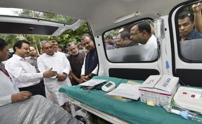 CM नीतीश ने आम लोगों की सुविधा के लिए 102 एंबुलेंस सेवा को दिखायी हरी झंडी