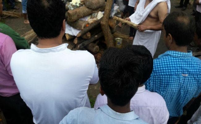 आइएएस मुकेश कुमार पांडेय का गुवाहाटी में हुआ अंतिम संस्कार, तस्वीरों में देखें अंतिम संस्कार