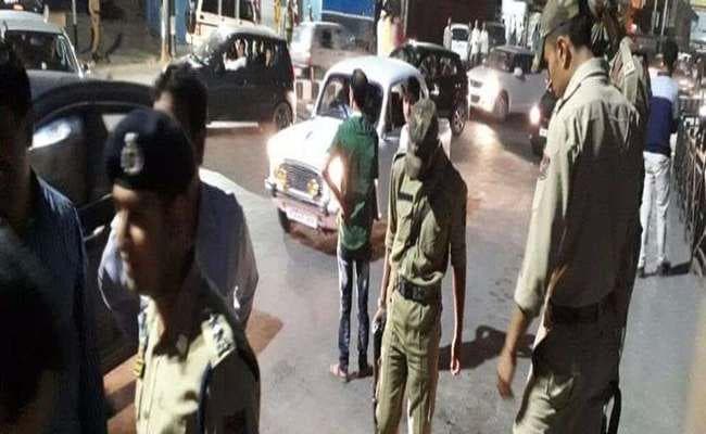 जम्मू-कश्मीरः पुलिस दल पर फेंके गये पेट्रोल बम में घायल व्यक्ति की मौत