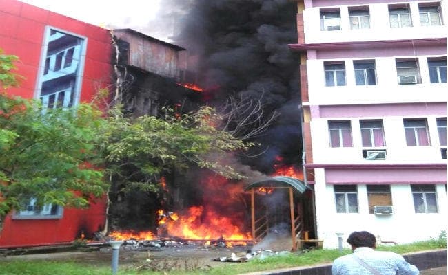 हाजीपुर : पूमरे के जोनल कार्यालय में लगी भीषण आग, फायर फाइटिंग सिस्टम भी फेल, देखें वीडियो