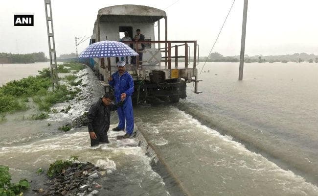 बाढ़पीड़ितों के लिए सरकार ने जारी किया हेल्पलाइन नंबर, कई ट्रेनें रद, मार्ग बदल कर चलायी जा रहीं कुछ ट्रेनें