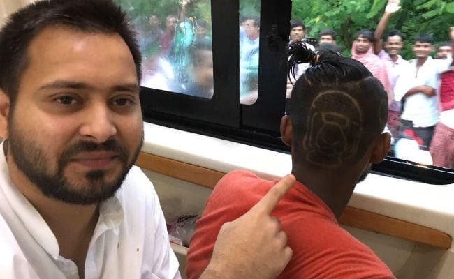 IN PICS : लालू के फैन के सिर पर लालटेन, तेजस्वी हुए दीवाने, क्या आपने देखा