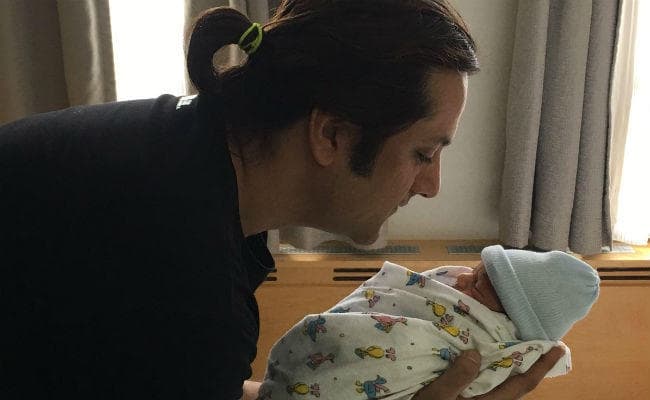 SO CUTE: तीन दिन पहले पापा बने फरदीन ने शेयर की बेटे की पहली तसवीर, देखें