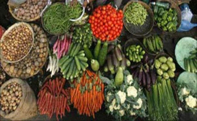 भारी बारिश में जीएसटी, सब्जियों की कमी आैर बढ़ते दामों ने बढ़ायी थोक महंगार्इ
