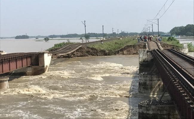 बिहार में बाढ़ : कटिहार-एनजेपी के बीच तेलता ब्रिज संख्या- 133 बहा, एनजेपी व असम जाने वाली सभी ट्रेनें रद्द